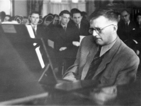 <p>Шостакович играет Прелюдии и фуги в классе № 43 Мо…</p>