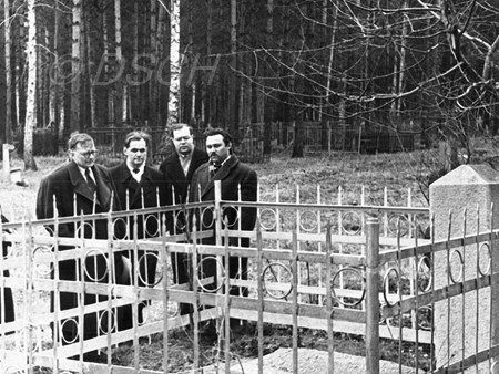 <p>У могилы И.И.Соллертинского: Дмитрий Шостакович, А…</p>