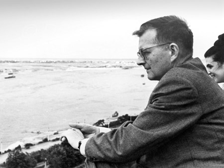<p>Dmitri Shostakovich and Galina Vishnevskaya on the…</p>