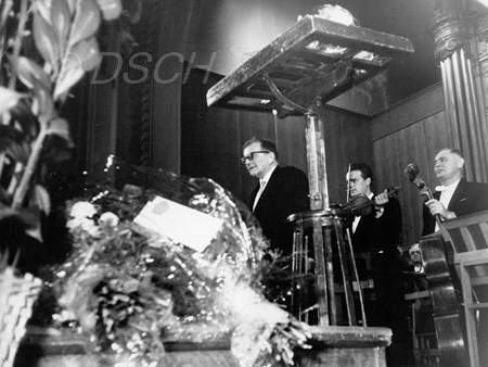<p>Шостакович на сцене Большого зала после премьеры В…</p>