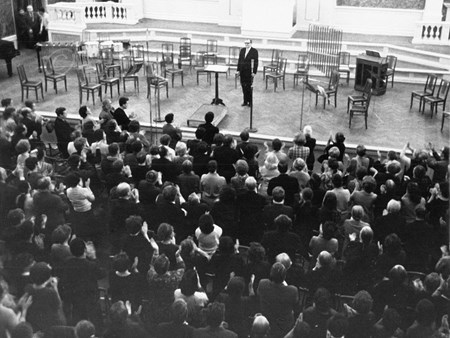 <p>Шостакович на сцене капеллы после премьеры Четырна…</p>