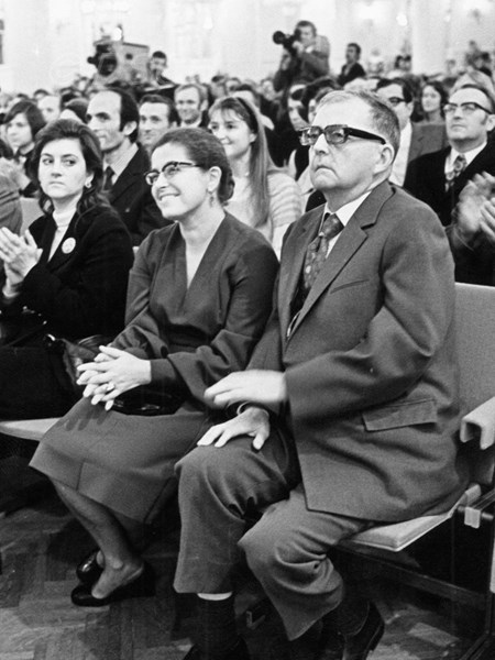<p>Ирина Антоновна и Дмитрий Дмитриевич в колонном за…</p>