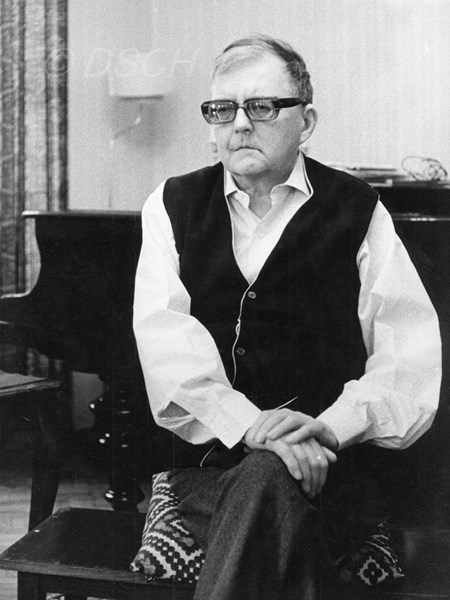 <p>Шостакович позирует Таиру Салахову. 9 февраля 1974…</p>