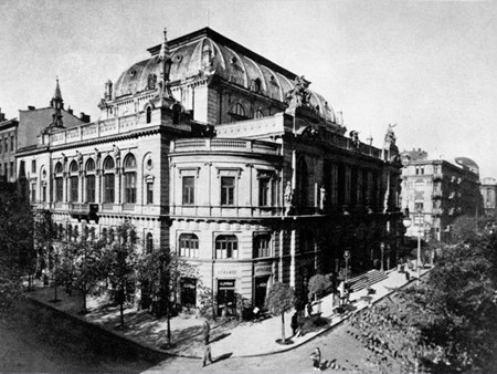 <p>Здание сожжённой во время Второй мировой войны Вар…</p>