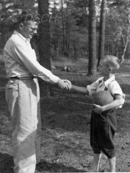 <p>Волейбол и футбол в Келломяки (Комарово). 1947.<br />Фот…</p>