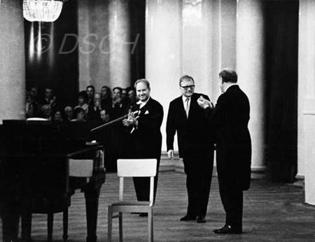 <p>На сцене Большого зала Ленинградской филармонии по…</p>