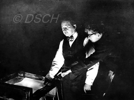 <p>Шостакович дает указания Александру Гауку у дириже…</p>
