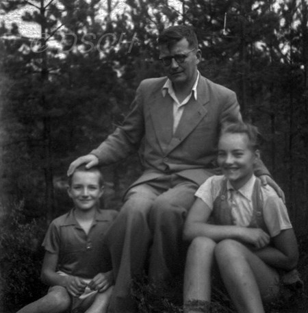<p>Шостакович, Максим и Галина в Комарово в 1948-1949…</p>