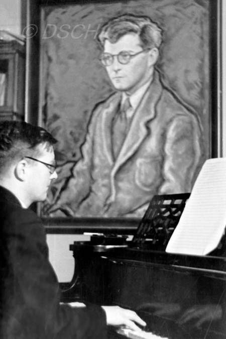 <p>Шостакович за роялем во время работы на фоне портр…</p>